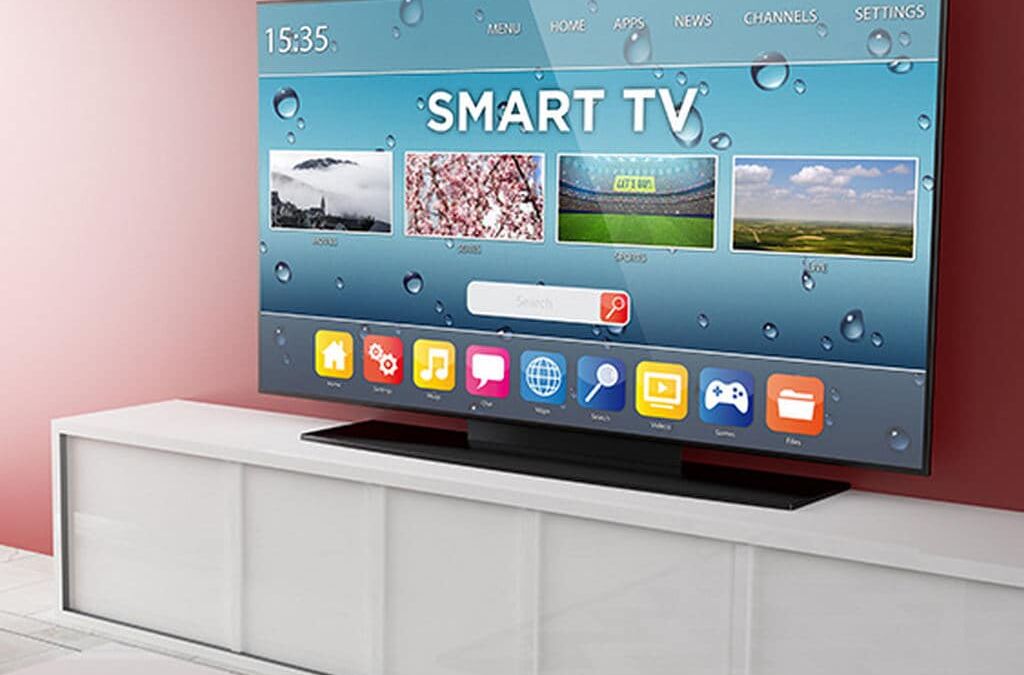 Современный смарт-телевизор Samsung на белом комоде у розовой стены