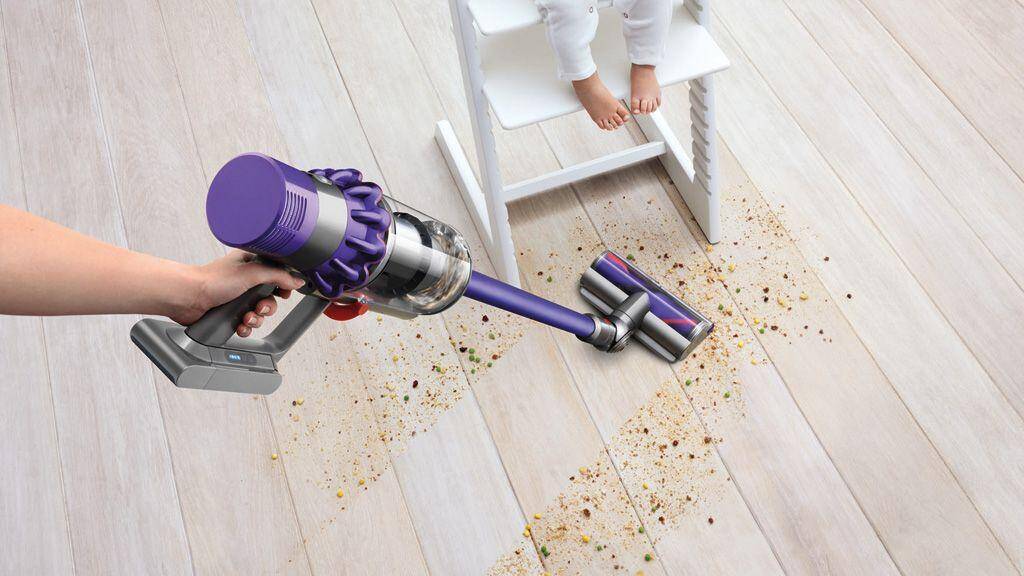 Чёрная пятница: лучшие скидки на технику 13 Пылесос Dyson V11 в действии на деревянном полу