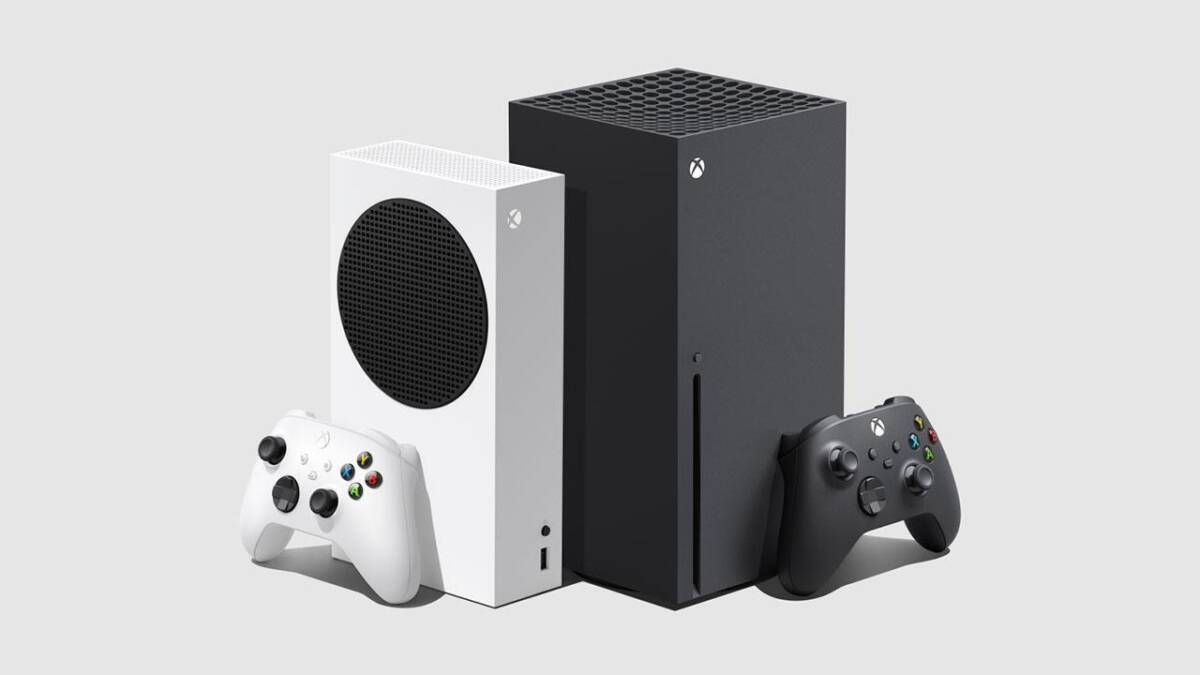 Консоли Xbox Series S и Series X с геймпадами