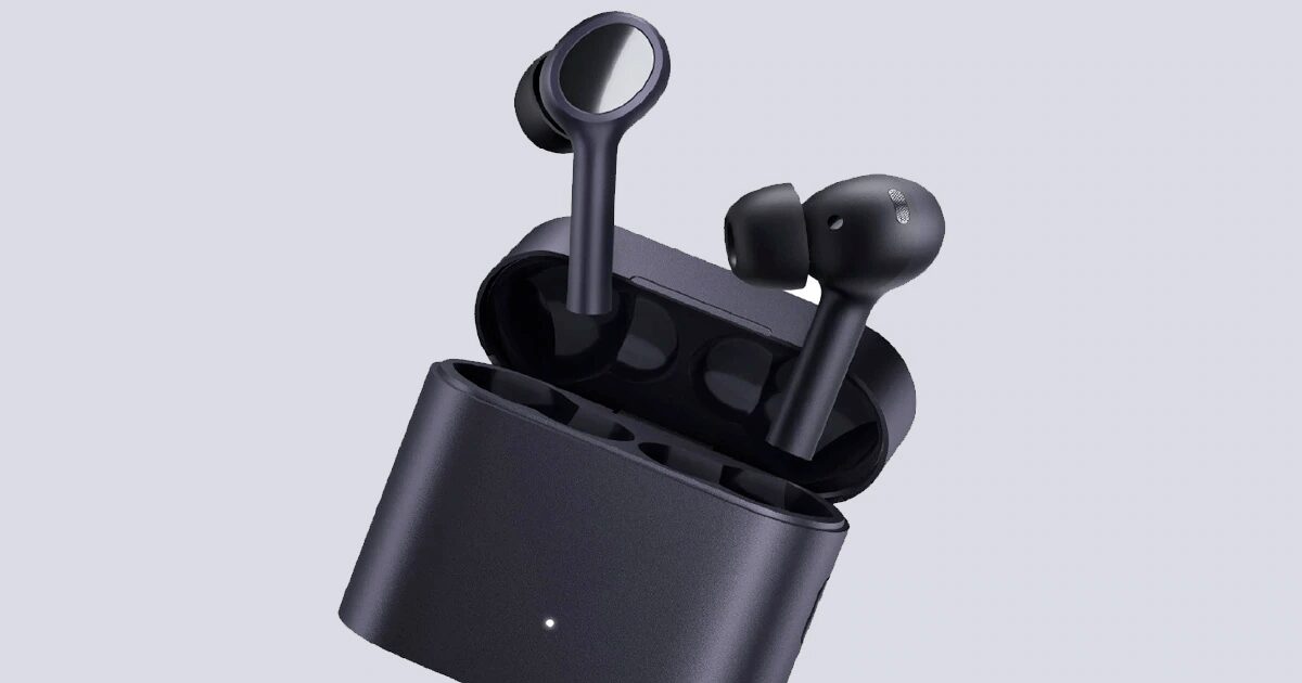Беспроводные наушники Samsung Galaxy Buds в зарядном кейсе с индикатором
