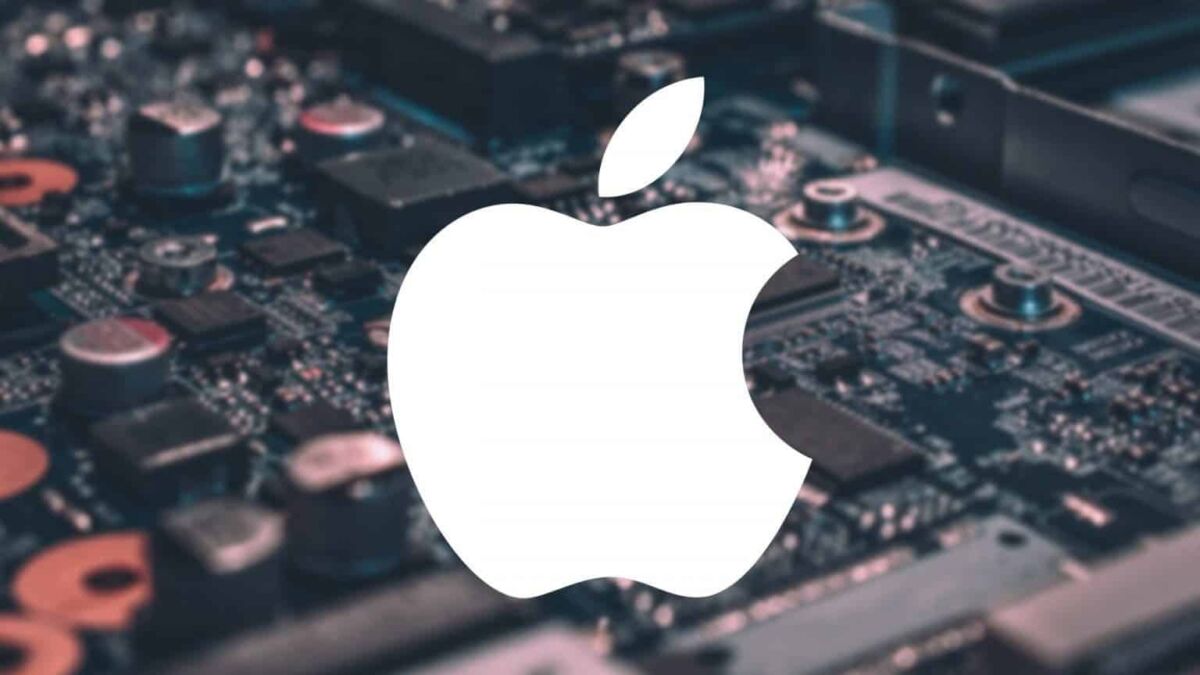 Логотип Apple на фоне внутренней платы MacBook Pro с процессором M2