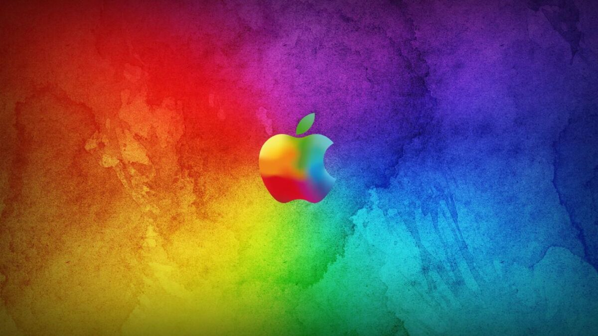 Логотип Apple на фоне радуги и цветных красок