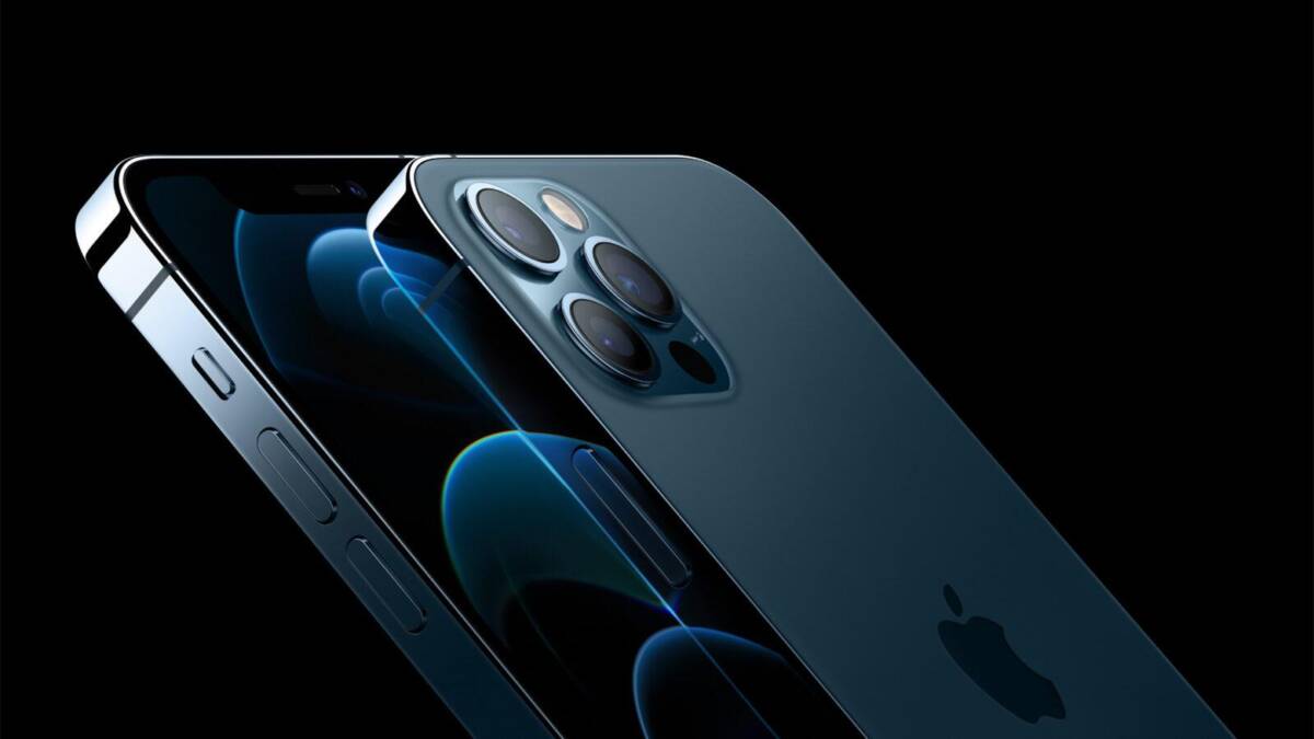 Задняя часть iPhone 12 Pro Max и iPhone 12 mini с тремя камерами