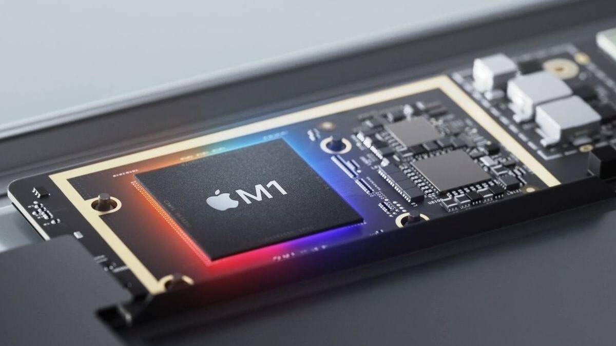 Компонент Apple M2 на печатной плате с различными чипами и элементами электроники