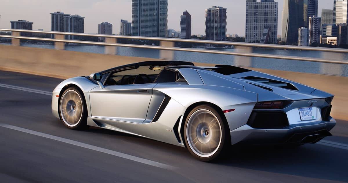 Купе Lamborghini Aventador на городской дороге