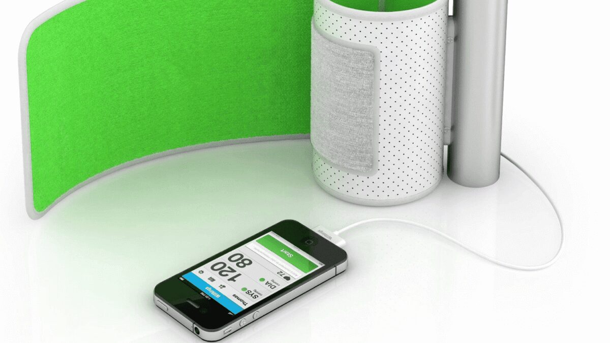 Смартфон iPhone с приложением Smart на экране и зарядным кабелем