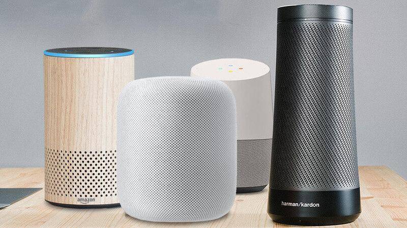 Различные умные колонки Amazon и Harman/Kardon на столе