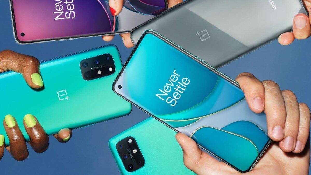 Много смартфонов OnePlus 9 в руке с ярким дизайном