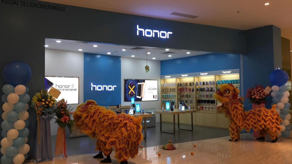 Магазин Honor с крупными логотипами и выставочными дисплеями