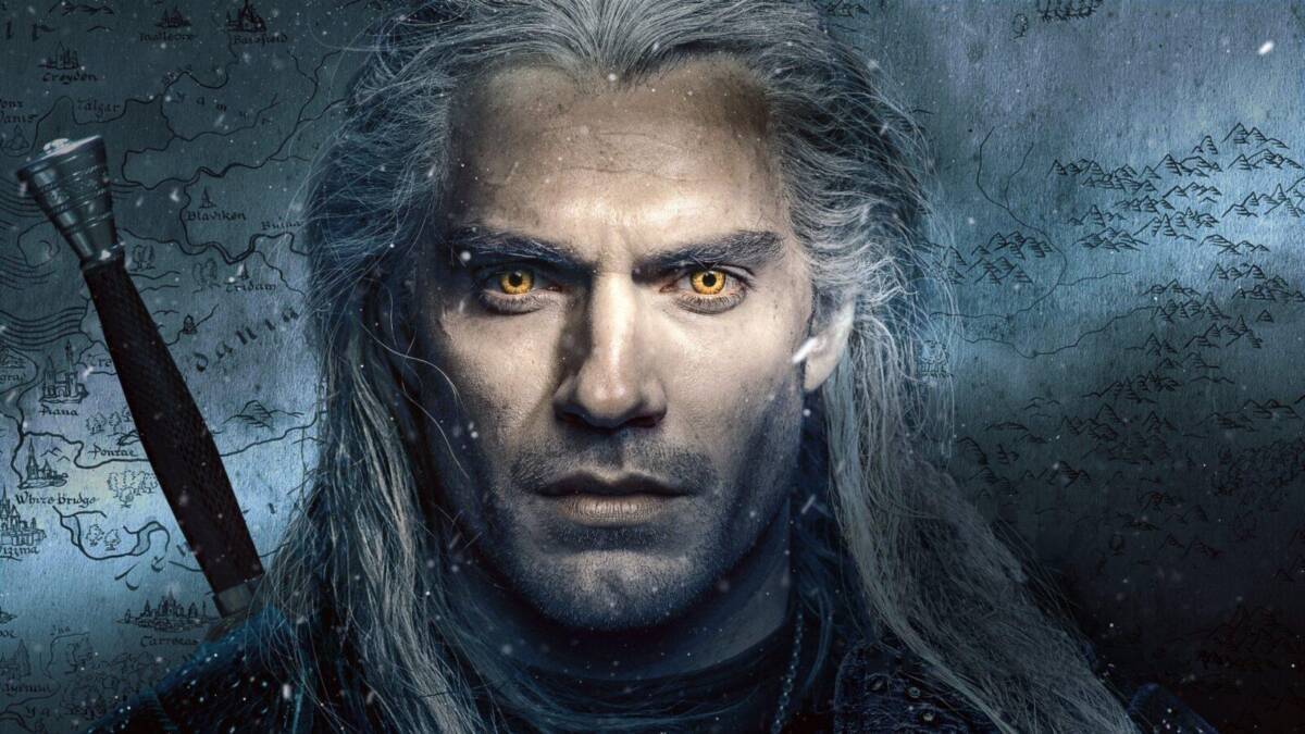 Герой с золотистыми глазами и длинными светлыми волосами из сериала Ведьмак