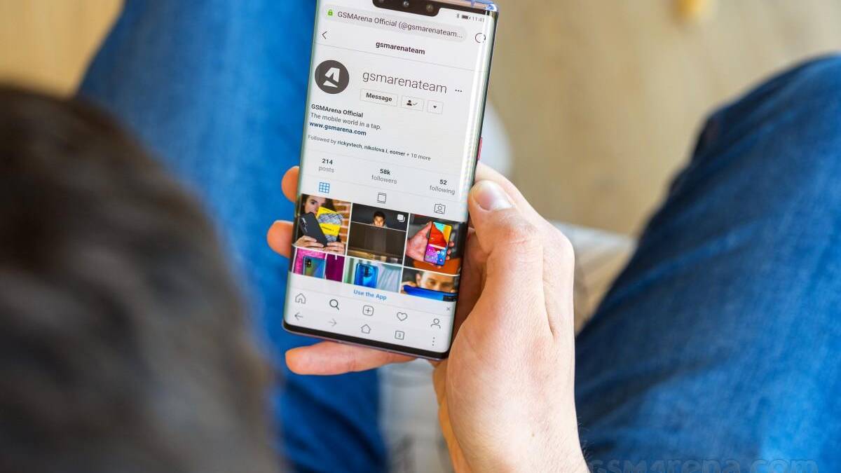 Мотоцикл Edge 70 Fusion с тремя камерами сзади и дисплеем спереди