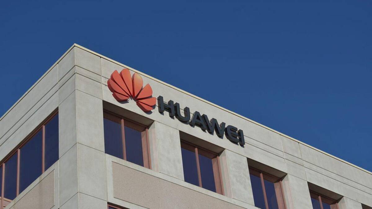 Здания офиса Huawei с логотипом на углу здания