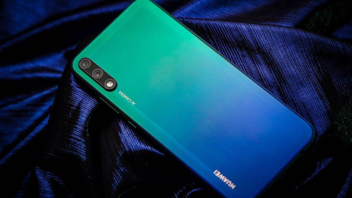 Смартфон Huawei с градиентным синим и зеленым цветом задней панели