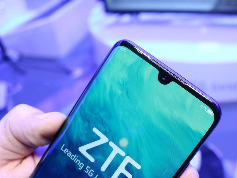 Экран смартфона ZTE Blade V2021 5G с вырезом для камеры всплывающая камера и интерфейс