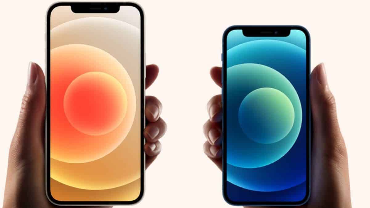 Две модели iPhone с яркими дисплеями в руке