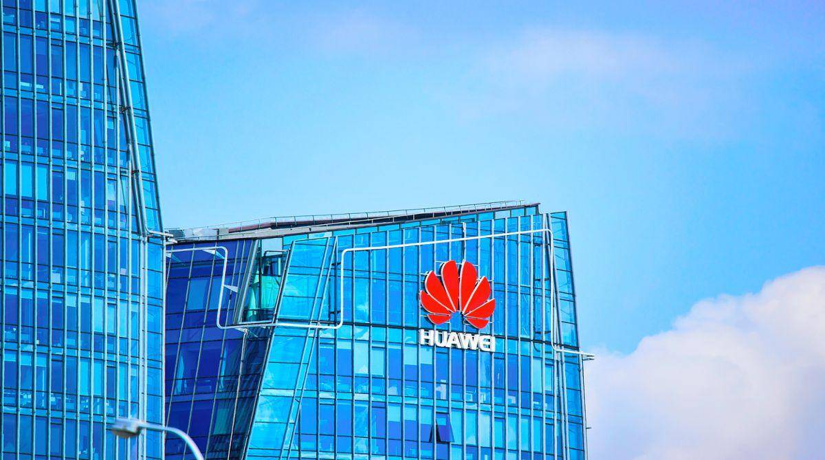 Huawei может продать Honor за 15 млрд. долларов 3 Здание с логотипом Huawei на синем стеклянном фасаде