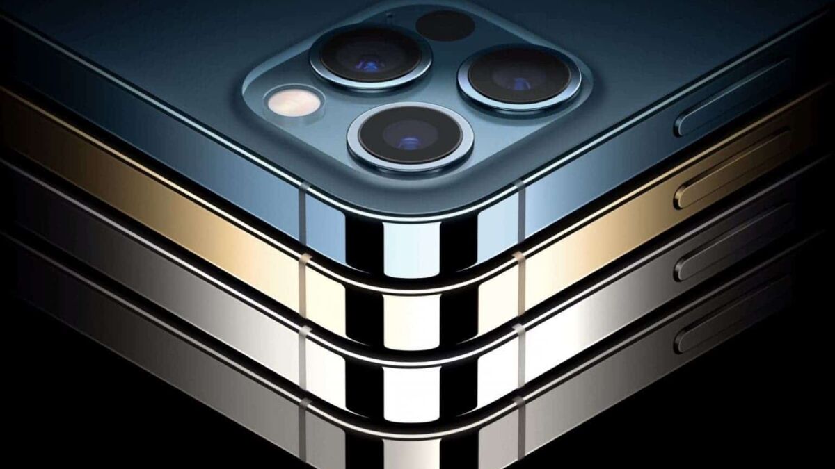 Тыльная сторона iPhone с тройной камерой и вспышкой