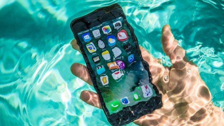 Apple оштрафовали на €10 млн за ложную рекламу iPhone 3 Водонепроницаемый iPhone в руках водителя на воде