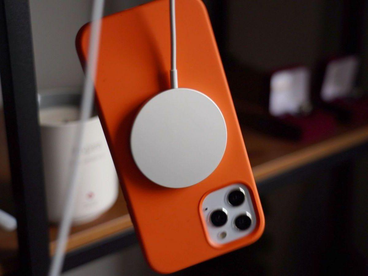 Apple подтвердила: дорогая зарядка MagSafe Duo заряжает медленнее обычной MagSafe 3 magsafecasedangle scaled 1200x900 1
