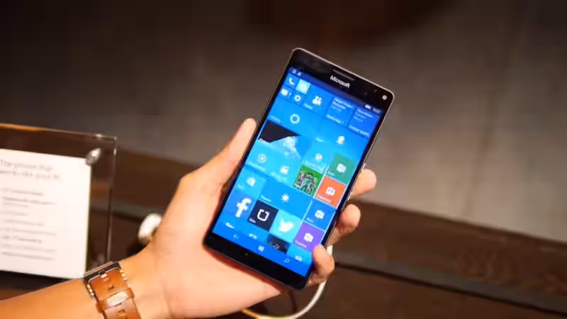 Экран Microsoft Lumia 950 XL с ярким интерфейсом Windows