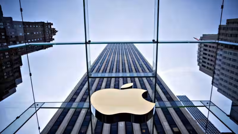 Вид на здание с логотипом Apple на фасаде