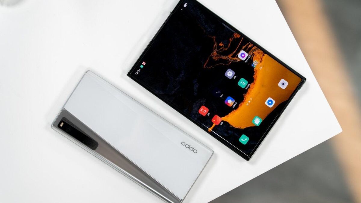 Смартфон Oppo в белом цвете на белом столе