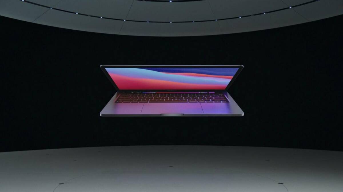 Новый MacBook Pro 2020 с открытым экраном и клавиатурой