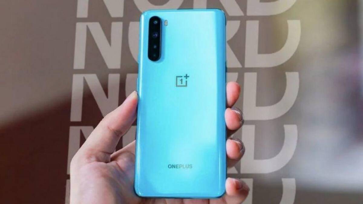 Смартфон OnePlus Nord N10 голубого цвета с тройной камерой