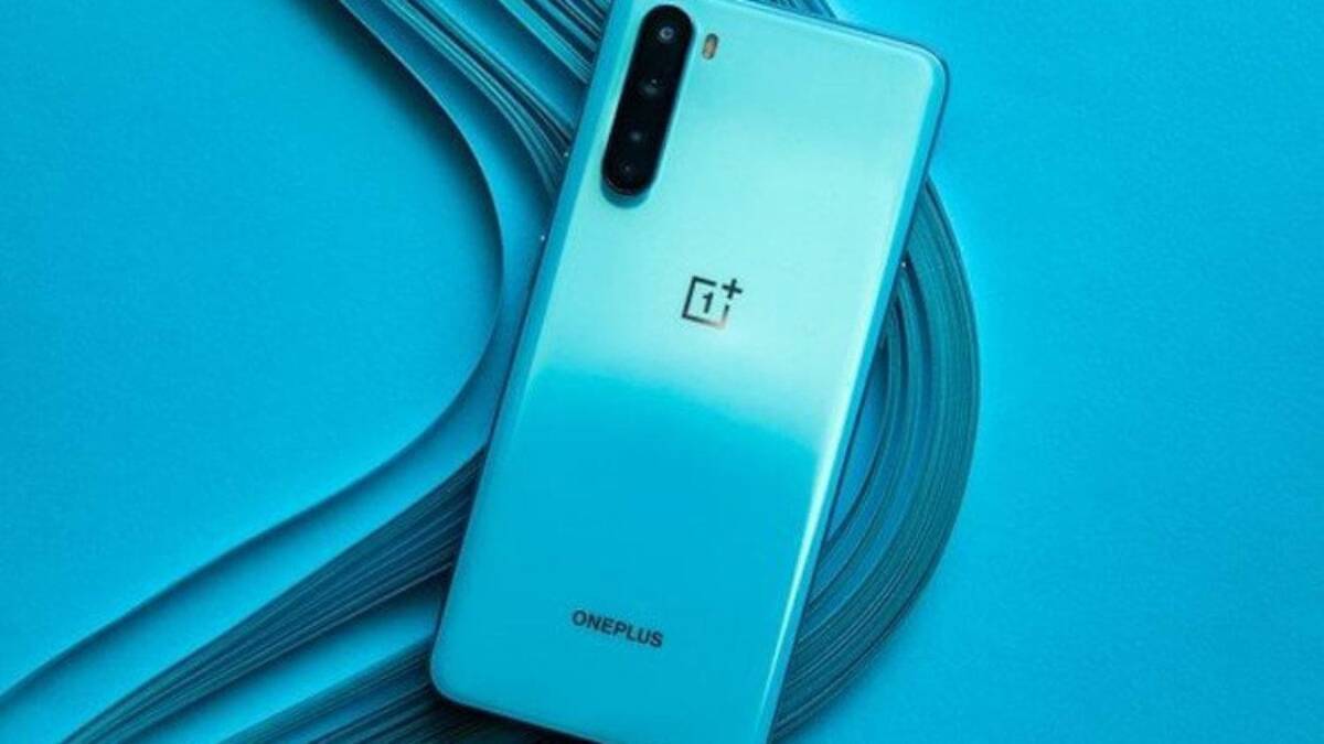 Задняя панель OnePlus Nord SE на голубом фоне