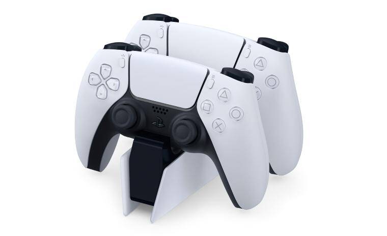 Два белых контроллера PlayStation 5 на подставке