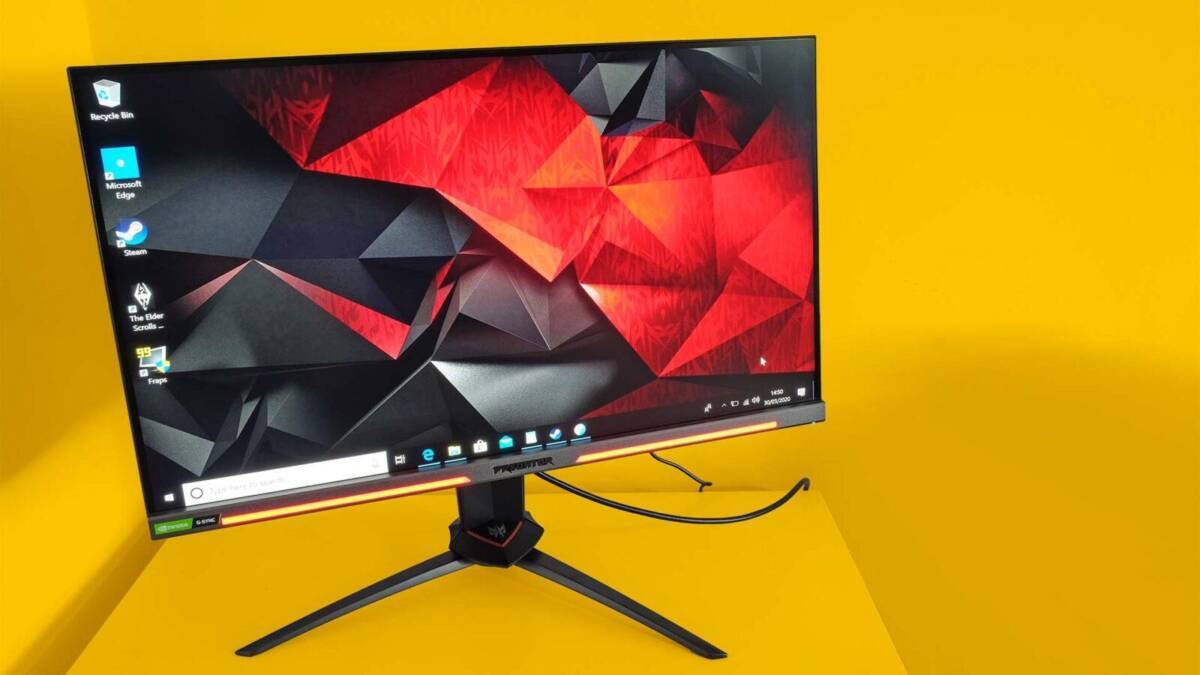 Игровой монитор Predator XB323UGP на стенде ярко-желтого цвета