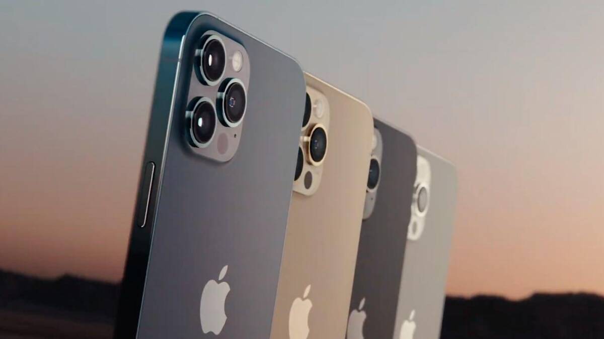 Четыре цветных iPhone 12 Pro Max и 12 mini сзади