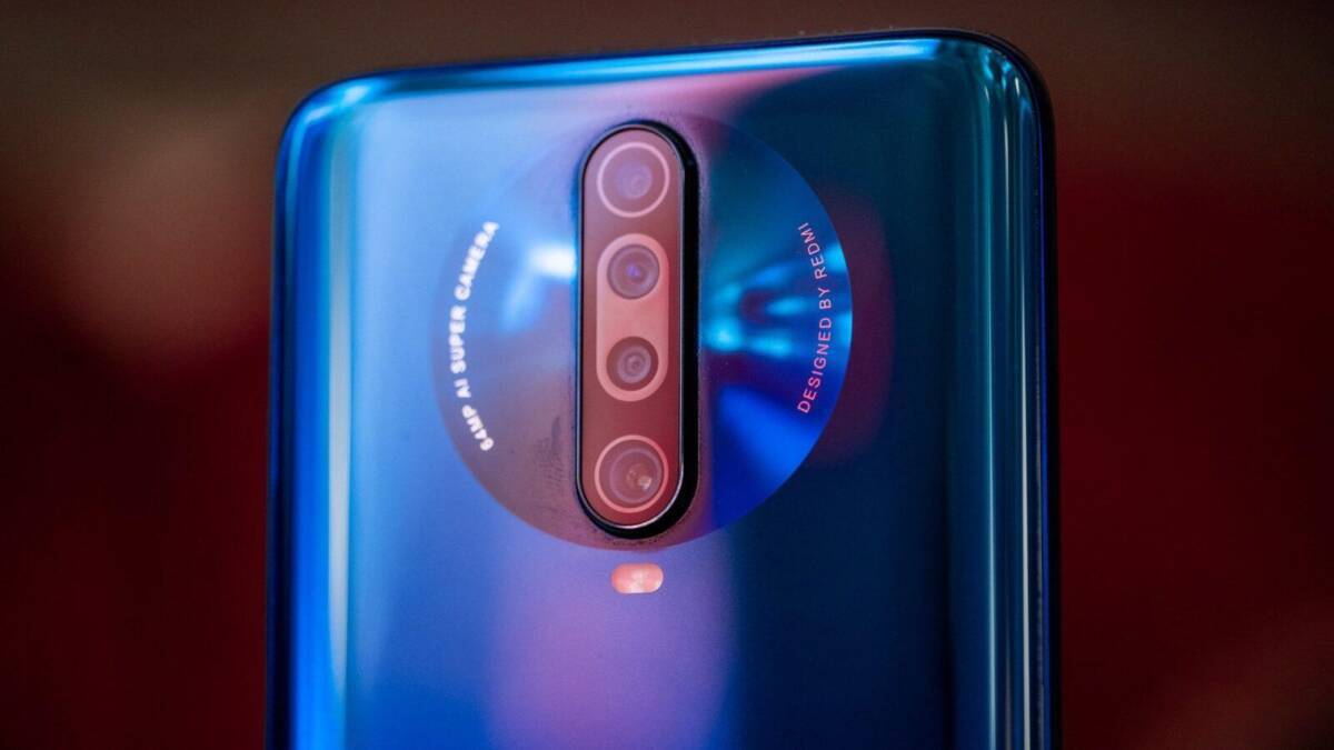 Задняя часть смартфона Redmi K40 с тремя камерами