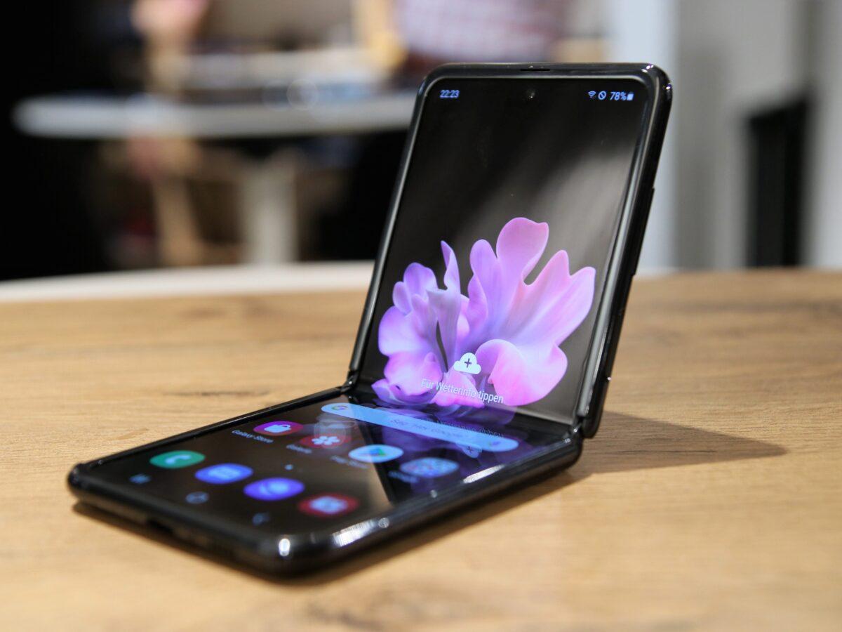 ТОП-5 складных смартфонов 2020 года 7 samsung galaxy flip hands on 1 1200x900 1