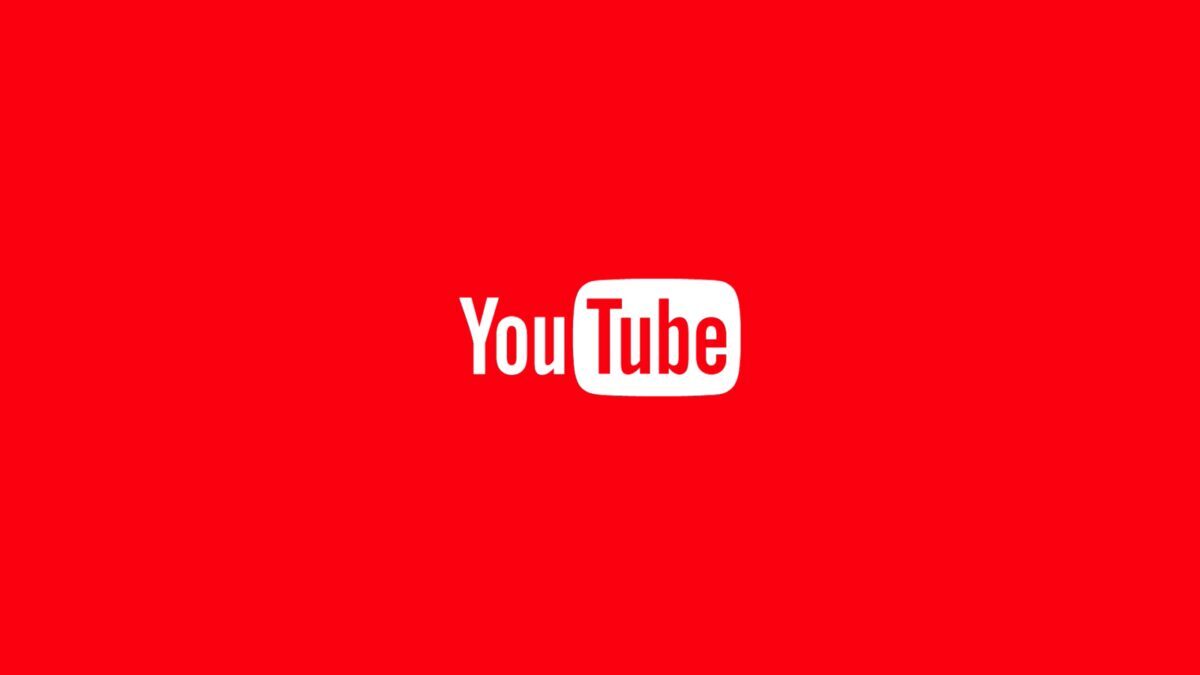 Красный экран с логотипом YouTube и названием статьи