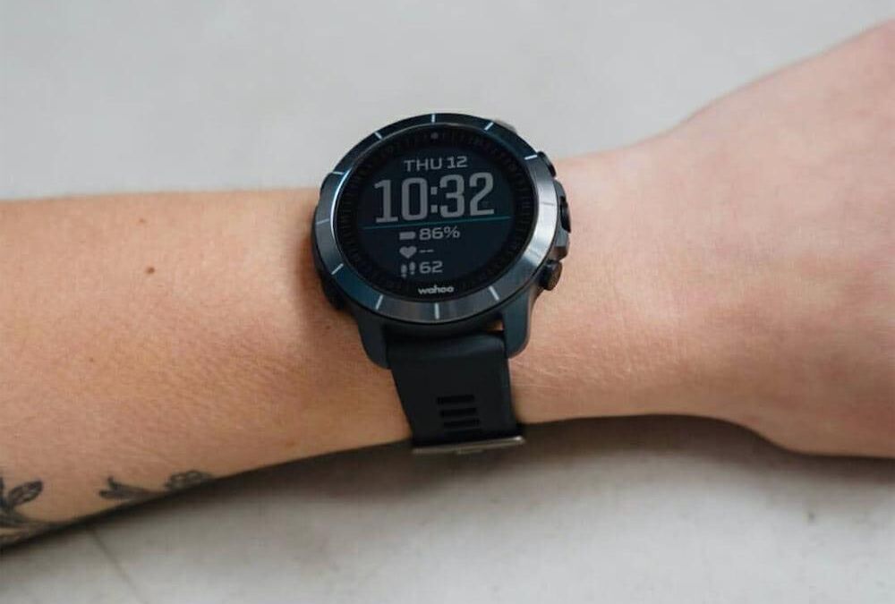 Умные спортивные часы Wahoo Elemnt Rival на руке человека