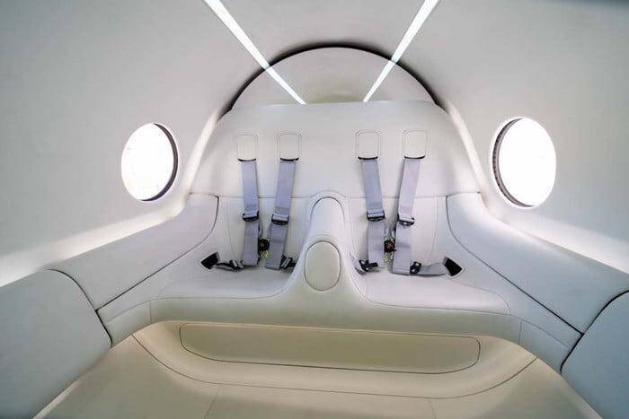 Капсулу Hyperloop протестировали первые пассажиры 5 Капсула Hyperloop внутри с двумя ремнями безопасности