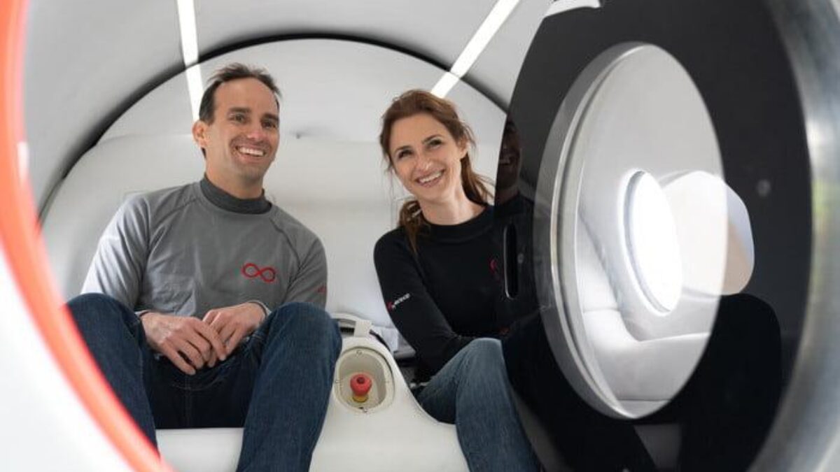 Два человека внутри капсулы Hyperloop в сиденьях