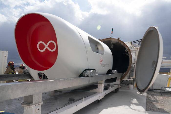 Капсулу Hyperloop протестировали первые пассажиры 6 Капсула Hyperloop в процессе тестирования на платформе