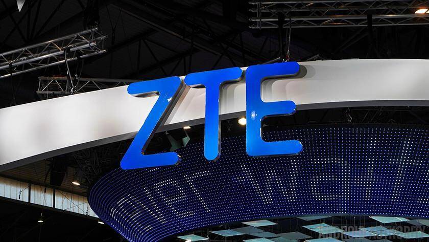 Вывеска с названием ZTE на выставочной стене крупным планом