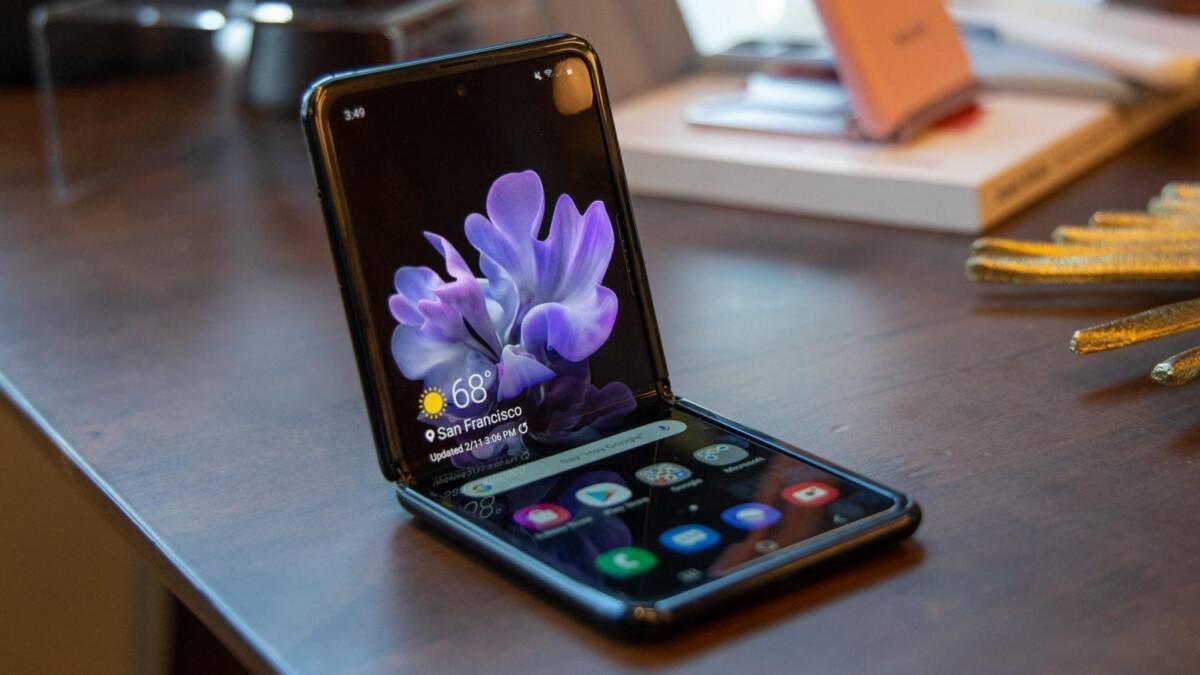 Складной смартфон Samsung Galaxy Z Flip 3 в открытом виде