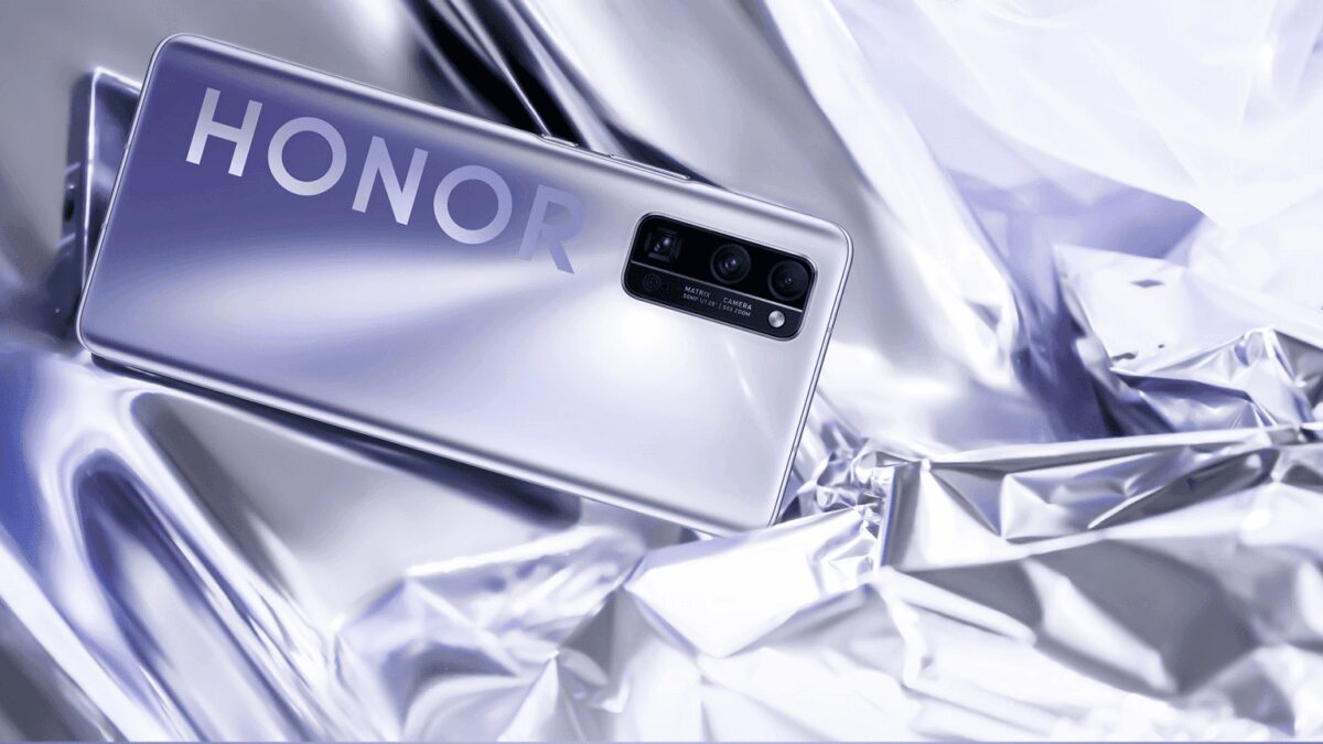 Лучшие новогодние предложения в российских магазинах 6 Смартфон Honor с тремя камерами на фоне металлической поверхности
