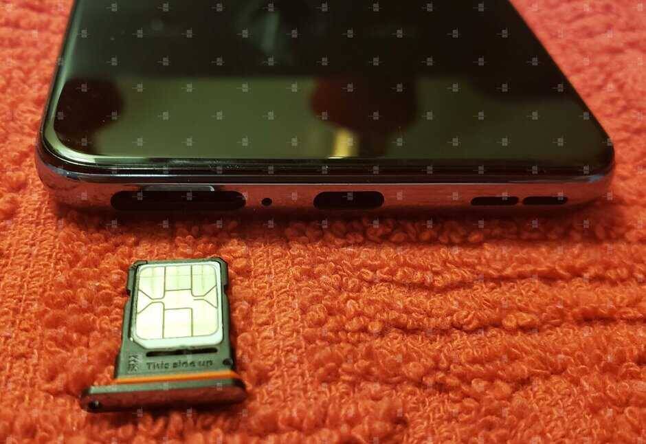 Внутренний компонент складного смартфона OPPO Find N6 с металлическими деталями