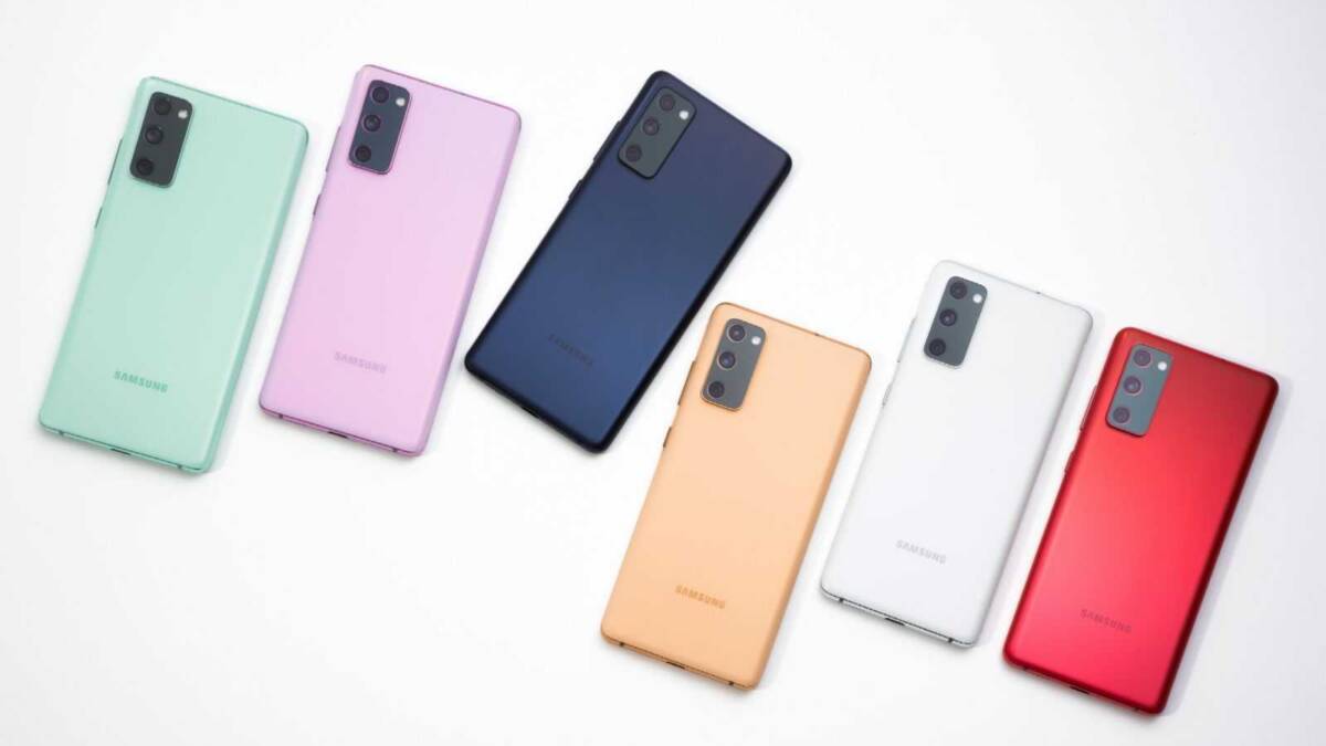 Разноцветные смартфоны Samsung Galaxy S21 на белом фоне