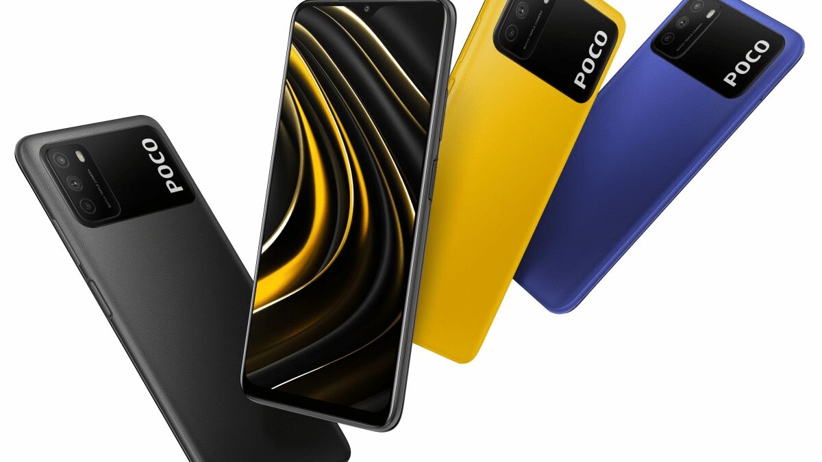 Пять смартфонов Samsung Galaxy S21+ в разных цветах