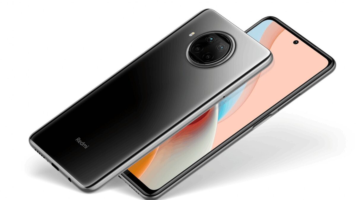 Смартфон Samsung Galaxy S21+ с тремя камерами сзади