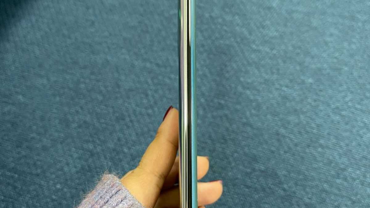 Huawei Nova 8 Pro позирует на живых фото