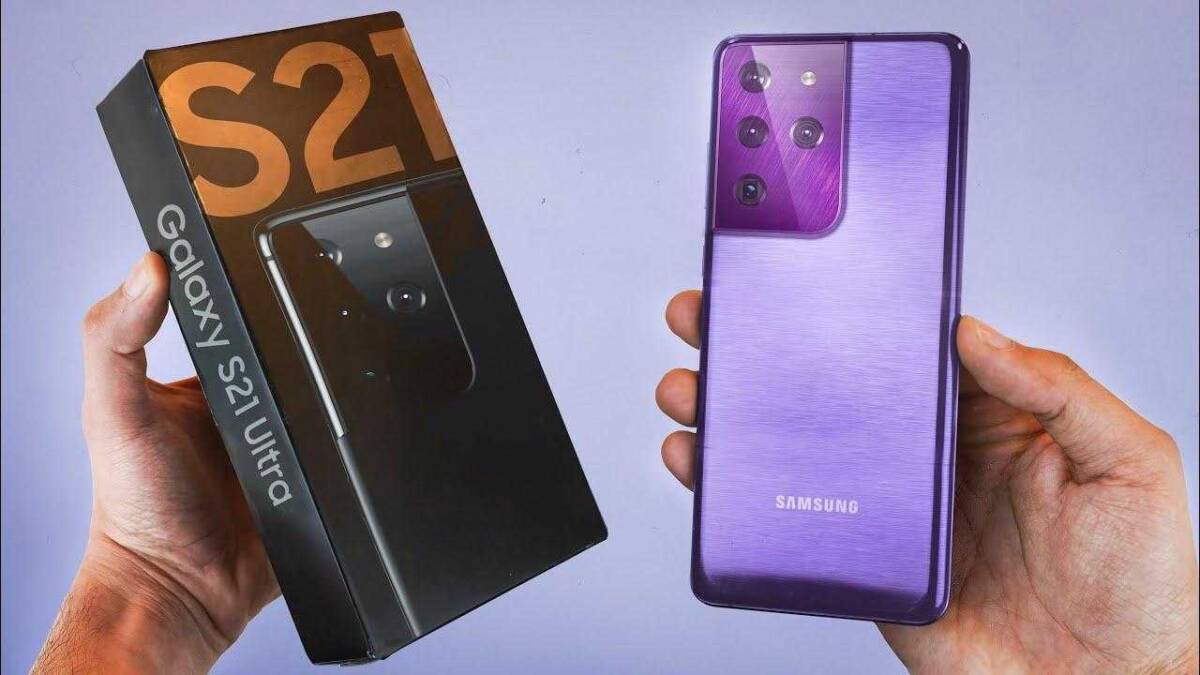 Samsung Galaxy S21 показан в руке и упаковке