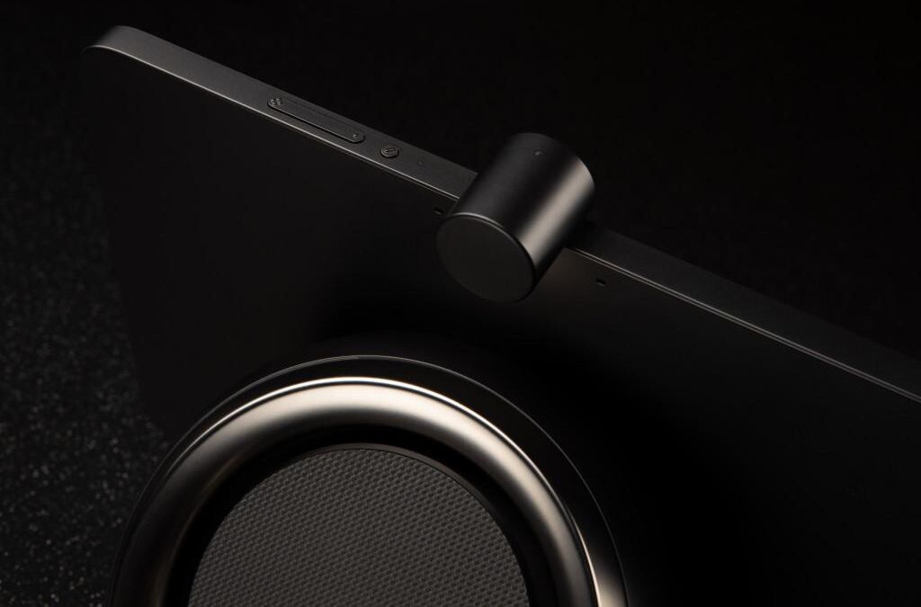 Черная акустическая система с крупным динамиком и регулятором громкости на верхней панели