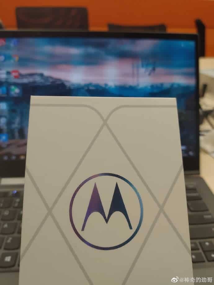 Фото упаковки флагмана Motorola на базе Snapdragon 888 4 Область с логотипом Motorola на упаковке Xiaomi Mi 11